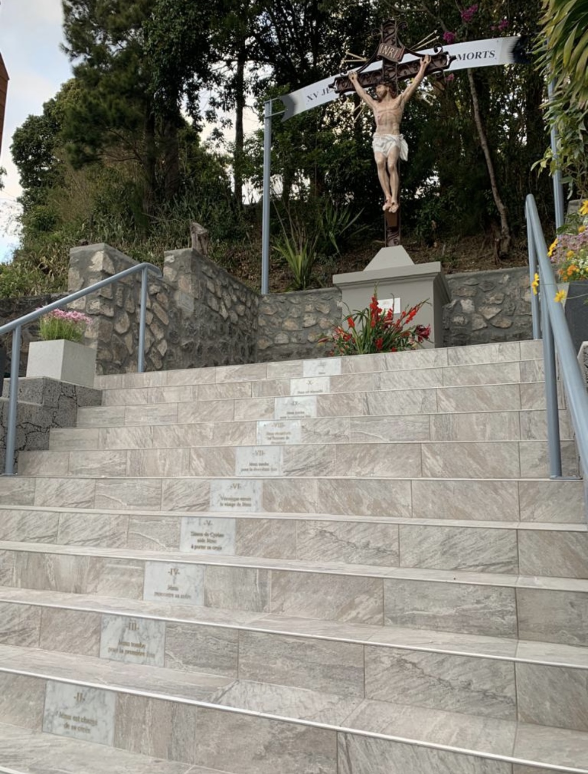 Escalier rénové avec garde-corps aluminium des deux côtés et jardinières