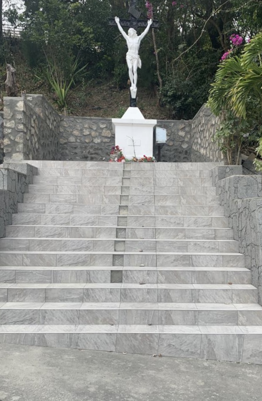 Escalier carrelé terminé, murets en pierre volcanique, avant pose des garde-corps