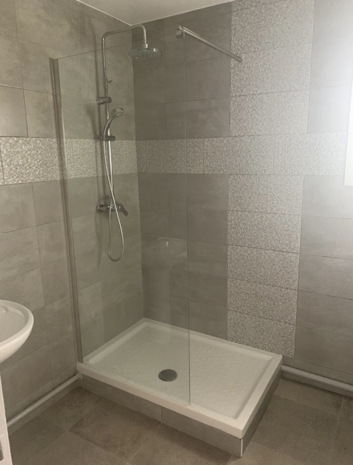 Salle de bain, logement social à La Réunion, après travaux par ARA