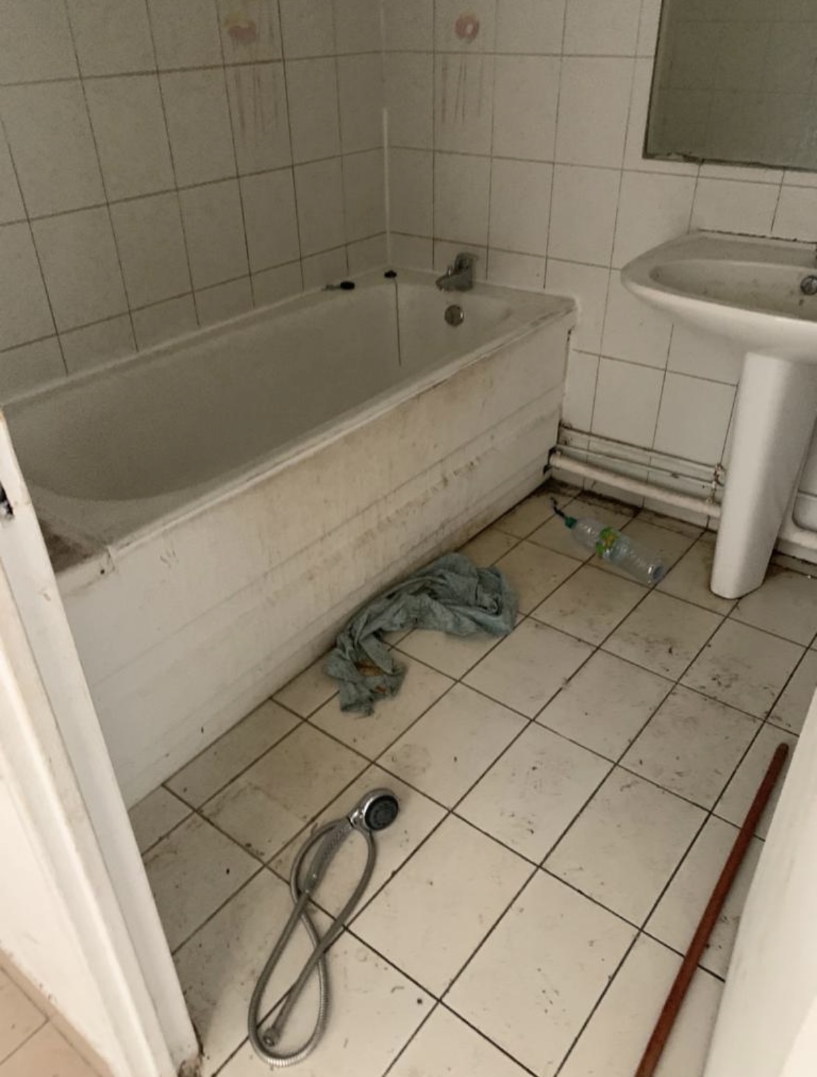 Salle de bain, logement social à La Réunion, avant travaux